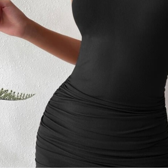 Black body con dress w side drawstrings - Picture 2 of 4